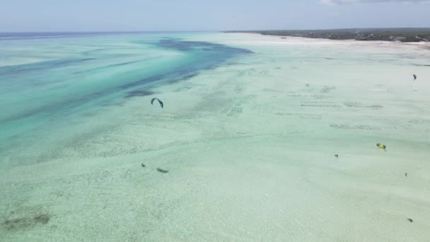 Zanzibar, Tanzânia: Kitesurf perto da costa, câmera lenta — Vídeo de Stock