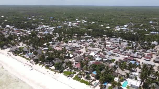Widok z powietrza na domy w pobliżu wybrzeża w Zanzibar, Tanzania, zwolnione tempo — Wideo stockowe