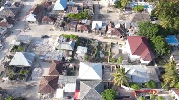 Flygfoto av hus nära kusten i Zanzibar, Tanzania, slow motion — Stockvideo