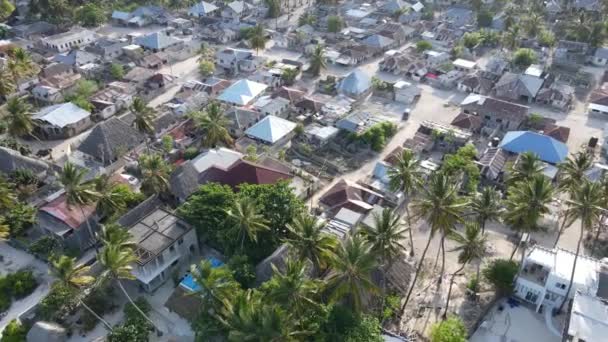 Vista aérea de casas perto da costa em Zanzibar, Tanzânia, câmera lenta — Vídeo de Stock