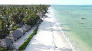 Tanzanya 'nın Zanzibar adasındaki sahilin havadan görüntüsü, yavaş çekim.