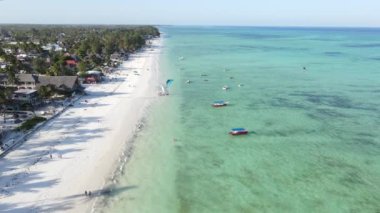Zanzibar Adası, Tanzanya: sahilin havadan görünüşü, yavaş çekim