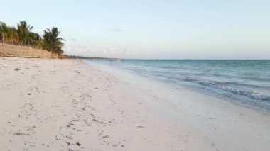 Tanzanya 'nın Zanzibar adasındaki sahilin havadan görüntüsü, yavaş çekim.