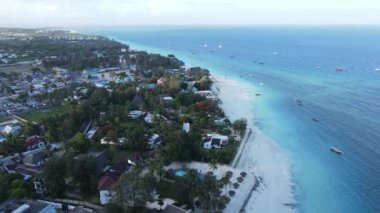 Zanzibar Adası, Tanzanya: sahilin havadan görünüşü, yavaş çekim