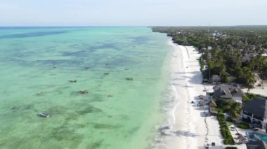 Tanzanya 'nın Zanzibar adasındaki sahilin havadan görüntüsü, yavaş çekim.