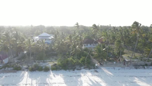 Letecký pohled na domy v blízkosti pobřeží Zanzibaru, Tanzanie, zpomalení — Stock video