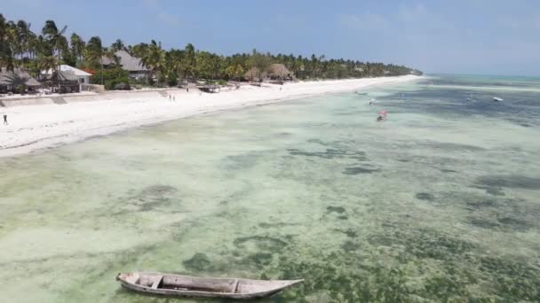 Hermosa playa cerca de la costa de la isla de Zanzíbar, Tanzania — Vídeos de Stock