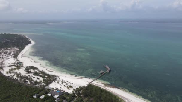 Zanzibar eiland, Tanzania: vanuit de lucht uitzicht op het strand bij de kust, slow motion — Stockvideo