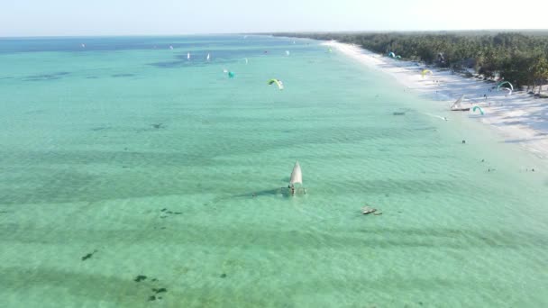 Ilha de Zanzibar, Tanzânia: vista aérea da praia perto da costa, câmera lenta — Vídeo de Stock