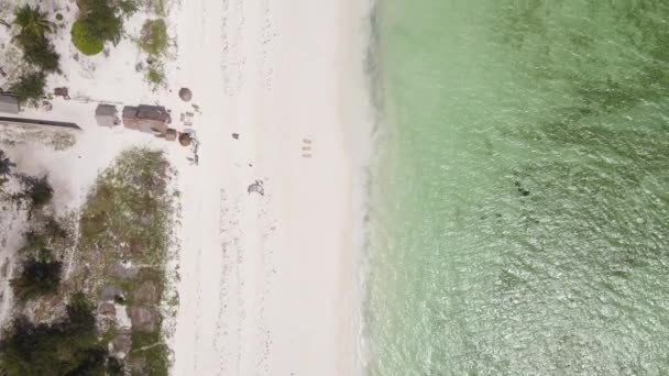 Widok z powietrza na plażę na wyspie Zanzibar, Tanzania, zwolnione tempo — Wideo stockowe