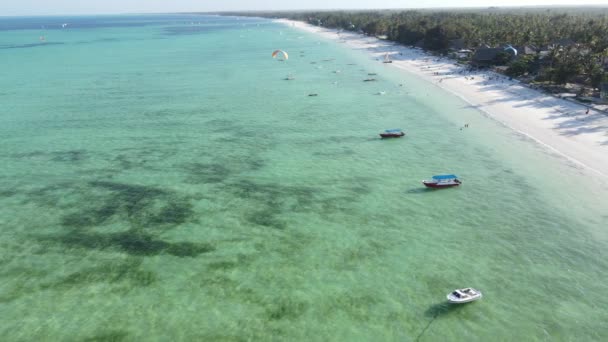 Vista aérea de la playa en la isla de Zanzíbar, Tanzania, cámara lenta — Vídeo de stock