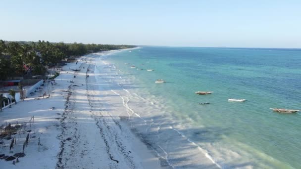 Prachtig strand aan de kust van Zanzibar eiland, Tanzania — Stockvideo