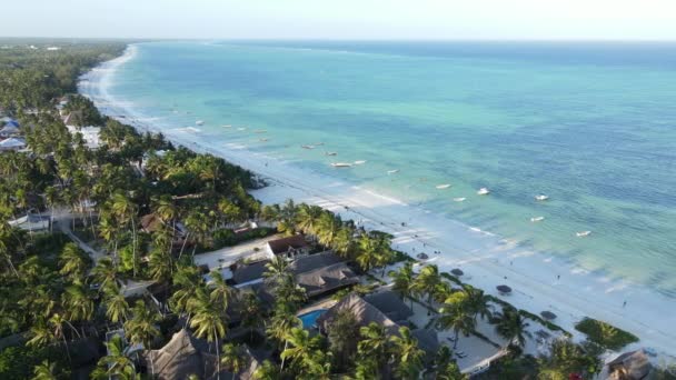 Вид с воздуха на пляж на острове Занзибар, Танзания, замедленная съемка — стоковое видео