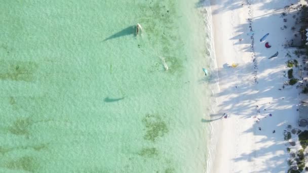 Piękna plaża przy wybrzeżu wyspy Zanzibar, Tanzania — Wideo stockowe