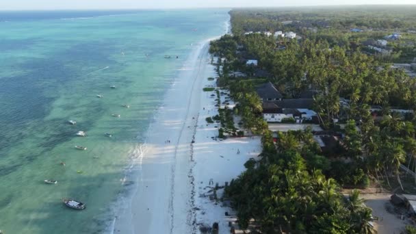 Bela praia perto da costa da ilha de Zanzibar, na Tanzânia — Vídeo de Stock