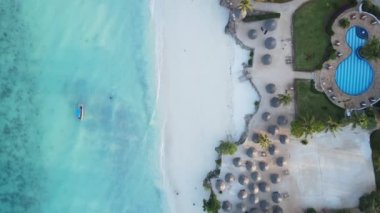 Tanzanya 'daki Zanzibar adasında plaj, ağır çekim.