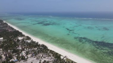 Tanzanya 'nın Zanzibar adasındaki sahilin havadan görüntüsü, yavaş çekim.