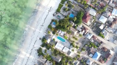 Tanzanya 'daki Zanzibar adasında plaj, ağır çekim.