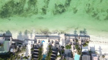 Tanzanya 'nın Zanzibar adasındaki sahilin havadan görüntüsü, yavaş çekim.