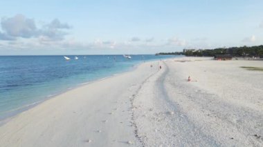 Tanzanya 'nın Zanzibar adasındaki sahilin havadan görüntüsü, yavaş çekim.