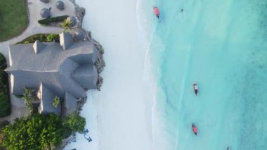 Tanzanya 'nın Zanzibar adasındaki sahilin havadan görüntüsü, yavaş çekim.