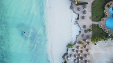 Tanzanya 'daki Zanzibar adasında plaj, ağır çekim.