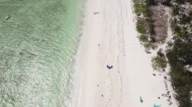 Tanzanya 'nın Zanzibar adasındaki sahilin havadan görüntüsü, yavaş çekim.