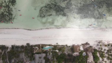 Tanzanya 'nın Zanzibar adasındaki sahilin havadan görüntüsü, yavaş çekim.