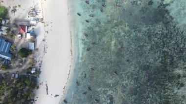 Tanzanya 'nın Zanzibar adasındaki sahilin havadan görüntüsü, yavaş çekim.