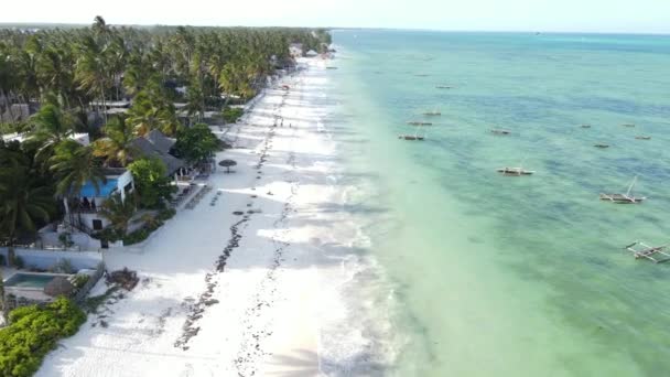 Vista aérea de la playa en la isla de Zanzíbar, Tanzania, cámara lenta — Vídeos de Stock