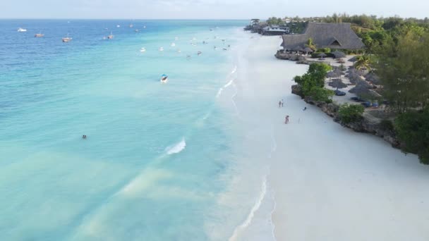 Flygfoto över stranden på ön Zanzibar, Tanzania, slow motion — Stockvideo