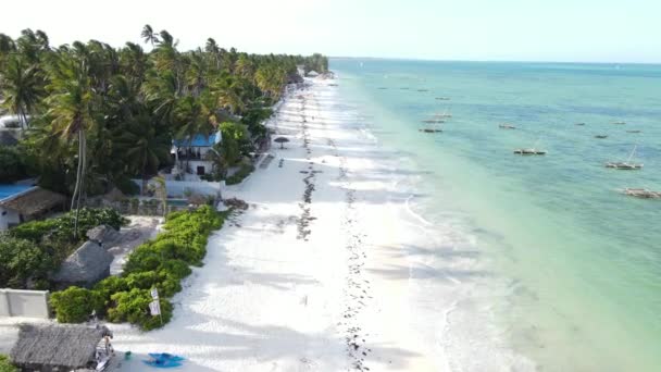 Vista aérea de la playa en la isla de Zanzíbar, Tanzania, cámara lenta — Vídeo de stock