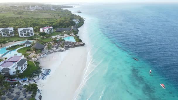 Zanzibár sziget, Tanzánia: kilátás a strandra a part közelében, lassított felvétel — Stock videók