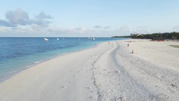 Gyönyörű strand a tengerpart közelében Zanzibar sziget, Tanzánia — Stock videók