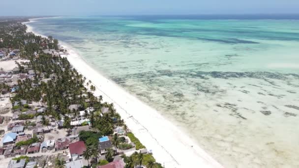 Bela praia perto da costa da ilha de Zanzibar, na Tanzânia — Vídeo de Stock