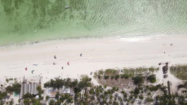 Vista aérea da praia na ilha de Zanzibar, Tanzânia, câmera lenta — Vídeo de Stock