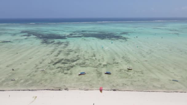 Luchtfoto van het strand op Zanzibar eiland, Tanzania, slow motion — Stockvideo