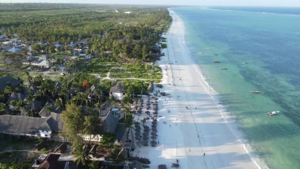 Isla de Zanzíbar, Tanzania: vista aérea de la playa cerca de la orilla, cámara lenta — Vídeo de stock