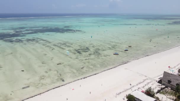 Tanzanya 'nın Zanzibar adasındaki sahilin havadan görüntüsü, yavaş çekim. — Stok video