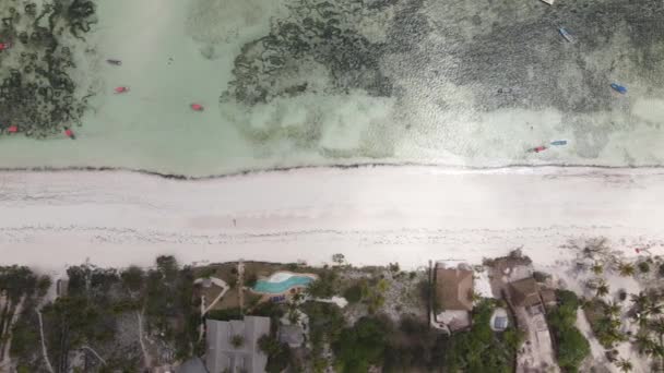 Вид с воздуха на пляж на острове Занзибар, Танзания, замедленная съемка — стоковое видео