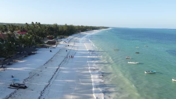 Zanzibar ön, Tanzania: Flygfoto över stranden nära stranden, slow motion — Stockvideo