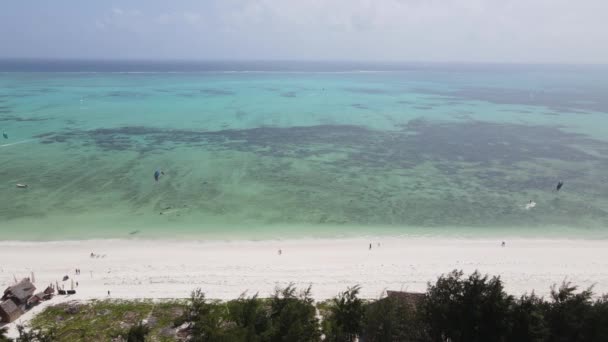 Isola di Zanzibar, Tanzania: veduta aerea della spiaggia vicino alla riva, rallentatore — Video Stock