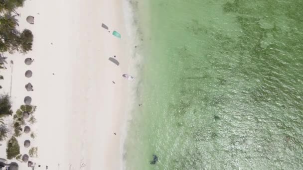Widok z powietrza na plażę na wyspie Zanzibar, Tanzania, zwolnione tempo — Wideo stockowe