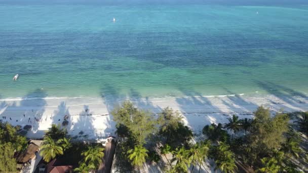 Luchtfoto van het strand op Zanzibar eiland, Tanzania, slow motion — Stockvideo