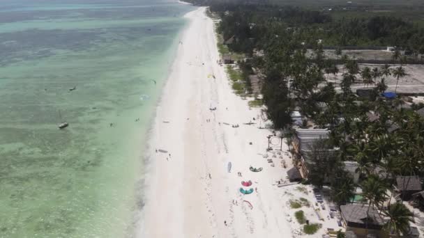 Vista aérea da praia na ilha de Zanzibar, Tanzânia, câmera lenta — Vídeo de Stock