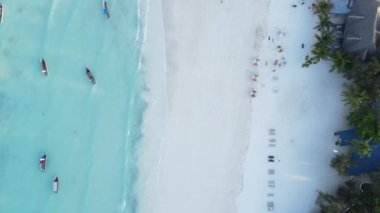 Tanzanya 'nın Zanzibar adasındaki sahilin havadan görüntüsü, yavaş çekim.