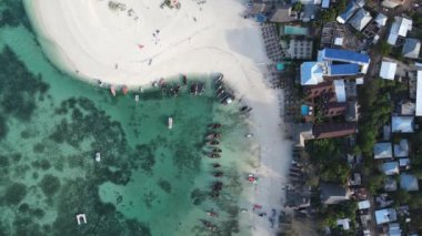 Tanzanya 'nın Zanzibar adasındaki sahilin havadan görüntüsü, yavaş çekim.