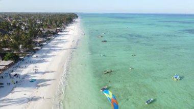 Tanzanya 'nın Zanzibar adasındaki sahilin havadan görüntüsü, yavaş çekim.