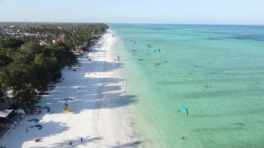 Tanzanya 'nın Zanzibar adasındaki sahilin havadan görüntüsü, yavaş çekim.