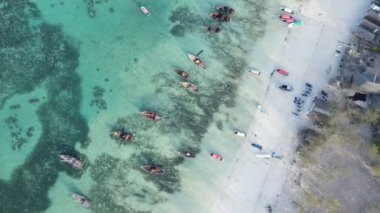 Tanzanya 'nın Zanzibar kıyısındaki tekneler ağır çekimde